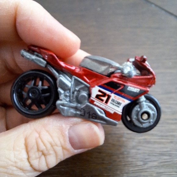 Lot Of 8 Cars Hot Wheels, Marvel, Batman, Sonic Various Dates - Picture 13 of 16